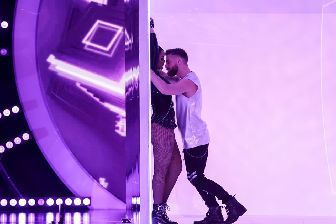 Junto con Yann-Alrick Mortreuil, la dominicana bailó al ritmo de 'Mi cama' de Karol G.