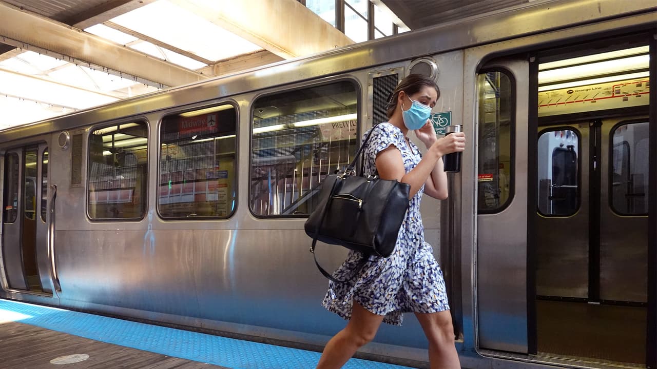 Chicago pasa a "nivel medio" de riesgo por covid; recomiendan uso de mascarillas
