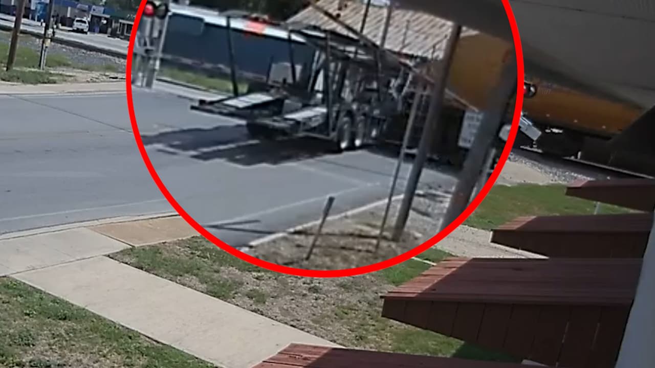 Cámara de vigilancia capta el choque de un tren contra un camión en Texas