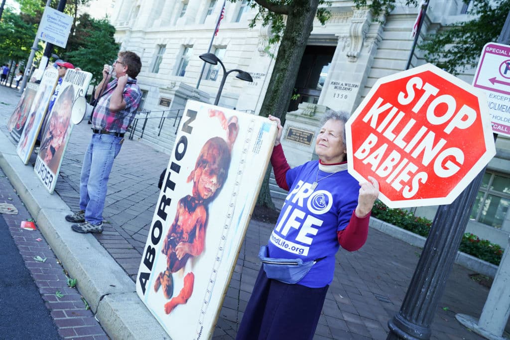 En Washington DC, un reducido grupo de personas con carteles antiaborto.