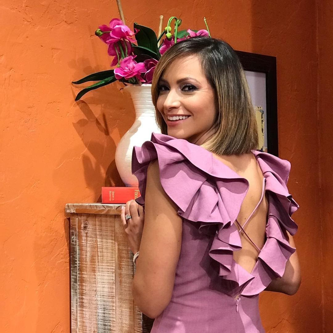 Satcha Pretto también ha llevado el femenino tono. Ahora que los volantes están de moda, el 'outfit' con el que aparece la periodista hondureña se lleva los aplausos.