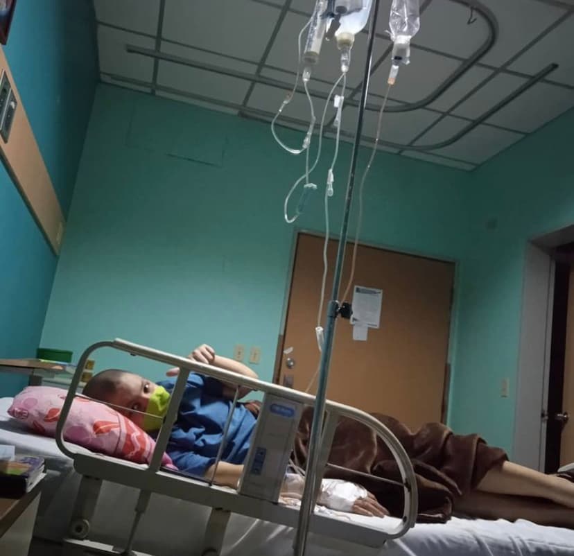 Sin embargo, más allá de la esperanza para encontrar una solución para Adrián, Liseth aclara que
<b> ha sido muy difícil solventar sus gastos y que ni siquiera tienen donde poder dormir.</b> A pesar de este contexto, ella no pierde la fe “de que él va a seguir viviendo (…) porque me motiva al verlo luchando”.
<br>