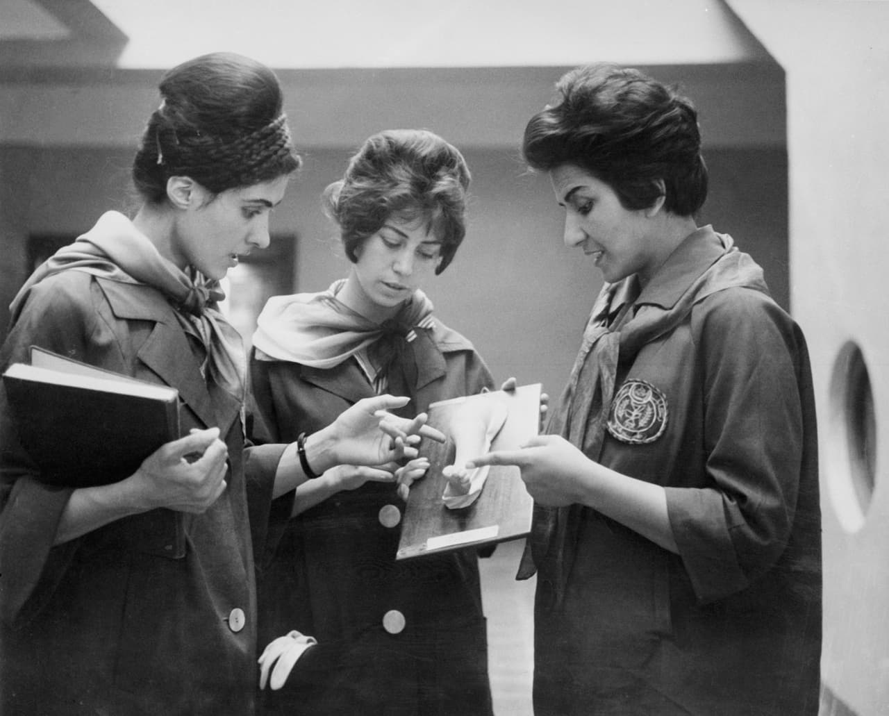 Dos estudiantes afganas conversan con una profesora en la facultad de medicina de Kabul, en 1962.
<br>