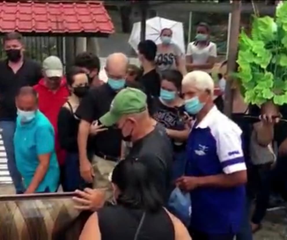 Gisella tuvo que afrontar la difícil realidad de enterrar a José, quien falleció el 11 de agosto a causa de un infarto 
<b>luego de que sus pulmones colapsaran</b>, y tratar de explicarle a su pequeño Santiago de que se quedaba sin el calor de su papá. 
<br>