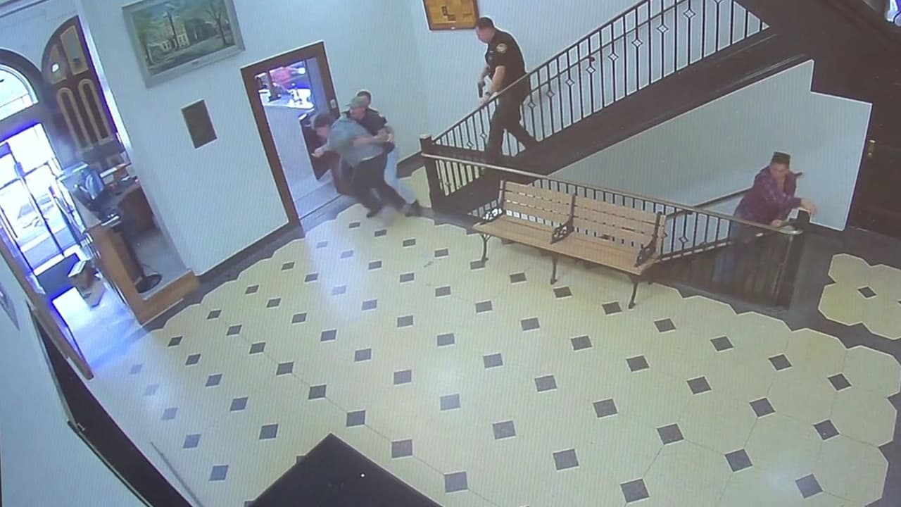 Dos oficiales sufren violento ataque tras una audiencia en Ohio