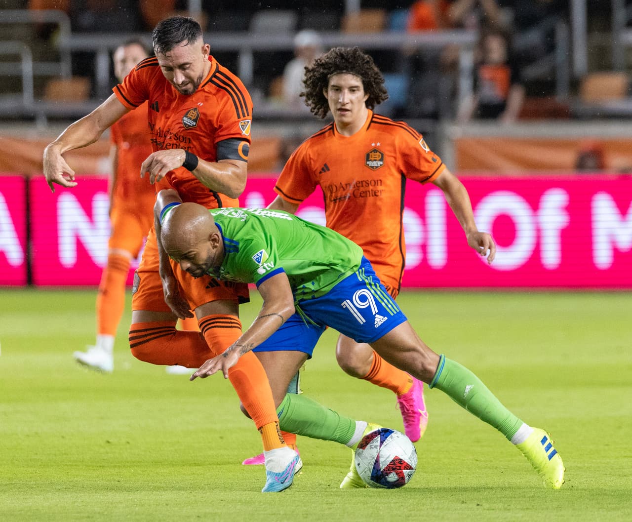 ¡Roja para HH, otra vez! Expulsión de Héctor Herrera le cuesta el invicto a Houston