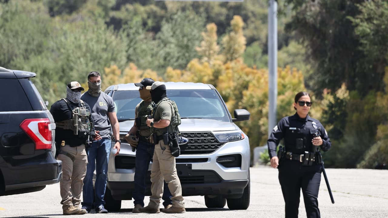 Recomendaciones de expertos sobre cómo reaccionar si un agente de ICE se acerca a tu vehículo