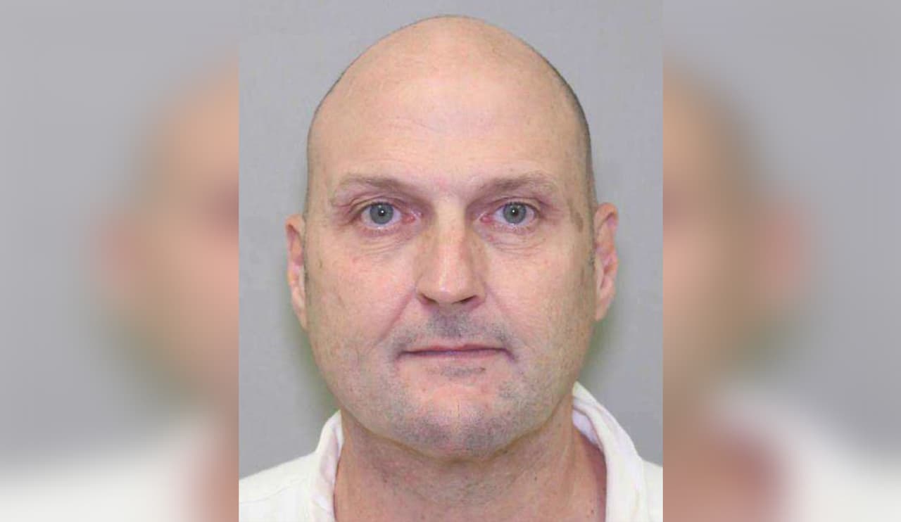 Un hombre condenado por haber tenido contacto sexual con niños está prófugo en Texas