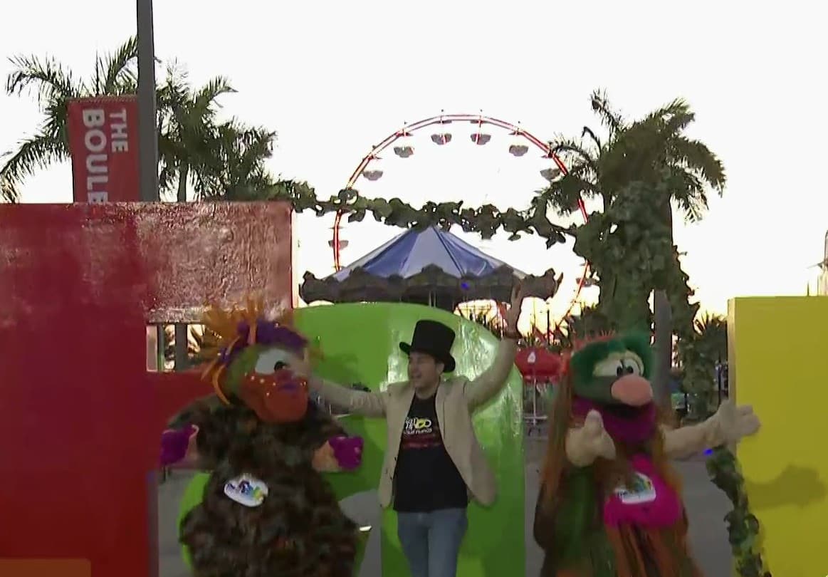 Además de su talento como presentador de televisión, Carlos demostró sus habilidades como animador.