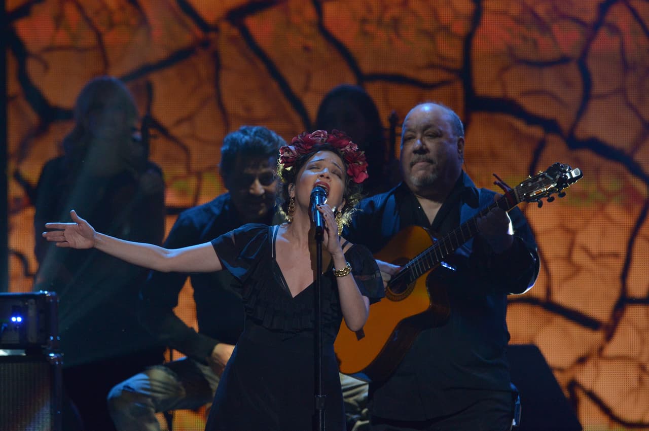 Con mucho sentimiento interpretó 'Hasta La Raíz'.