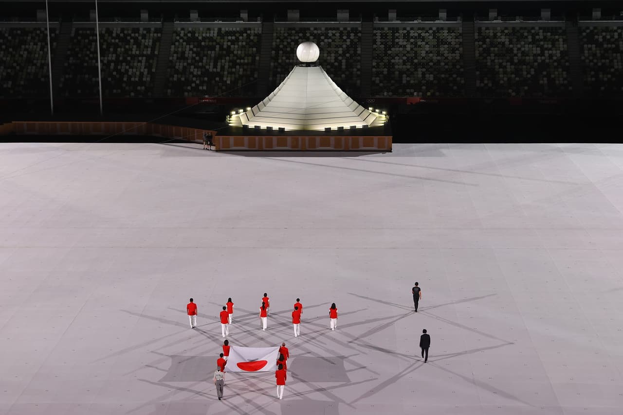La ceremonia tuvo su parte emotiva al momento en que la bandera de la nación asiática apareció sobre la grama.