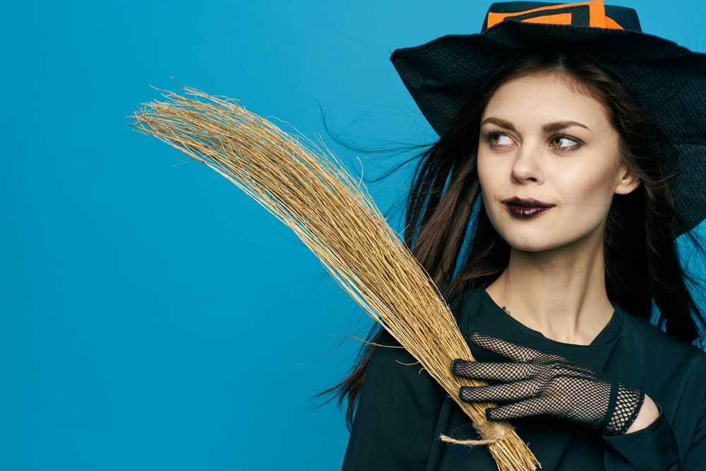 También te puedes disfrazar totalmente con una media luna mágica en tu cabeza y un atuendo que imite una vestal o sacerdotisa lunar, o sea, una túnica de color azul largo hasta los pies y maquillaje de plata en todas partes. Y como en Halloween no pueden faltar las brujas a tu signo al igual que a Escorpión le cae muy bien ese disfraz.