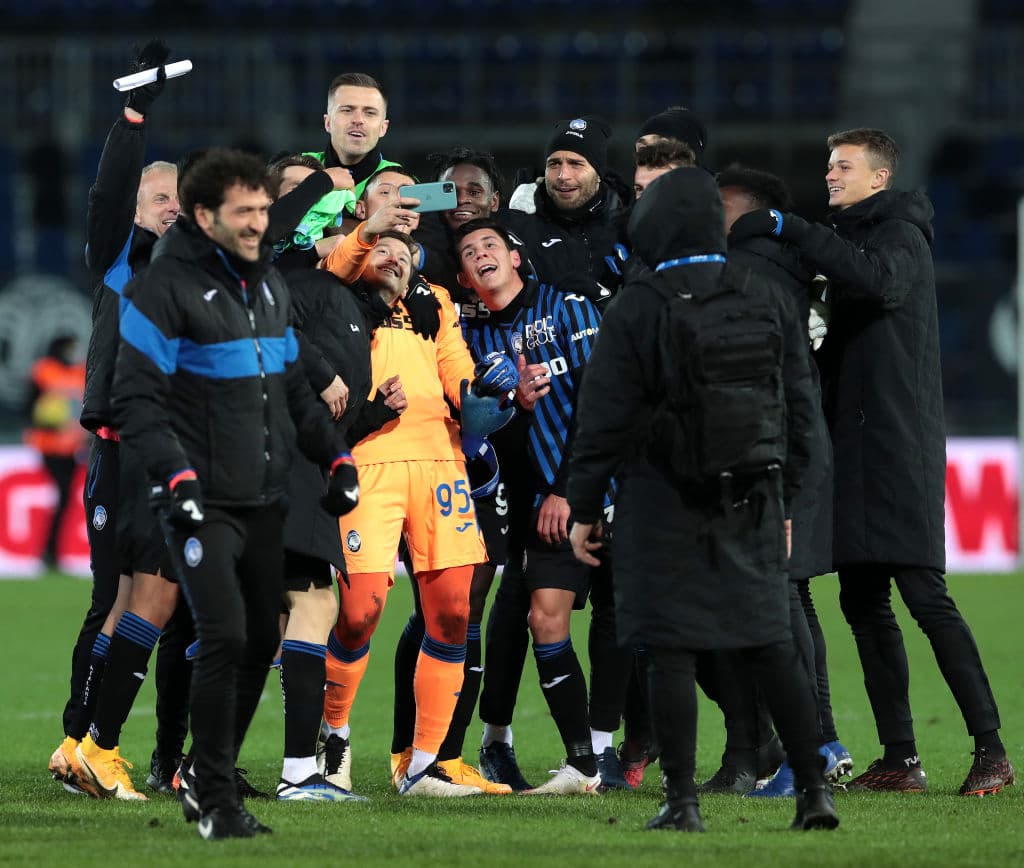 Atalanta derrota a Lazzio 3-2 con 10 hombres en cancha y califica a Semifinales de la Copa de Italia. Djimsiti, Malinovskyi y Miranchuk marcaron por los locales, mientras que Pepe Reina atajó un penal a Duván Zapata. Gollini salvó sobre el final.