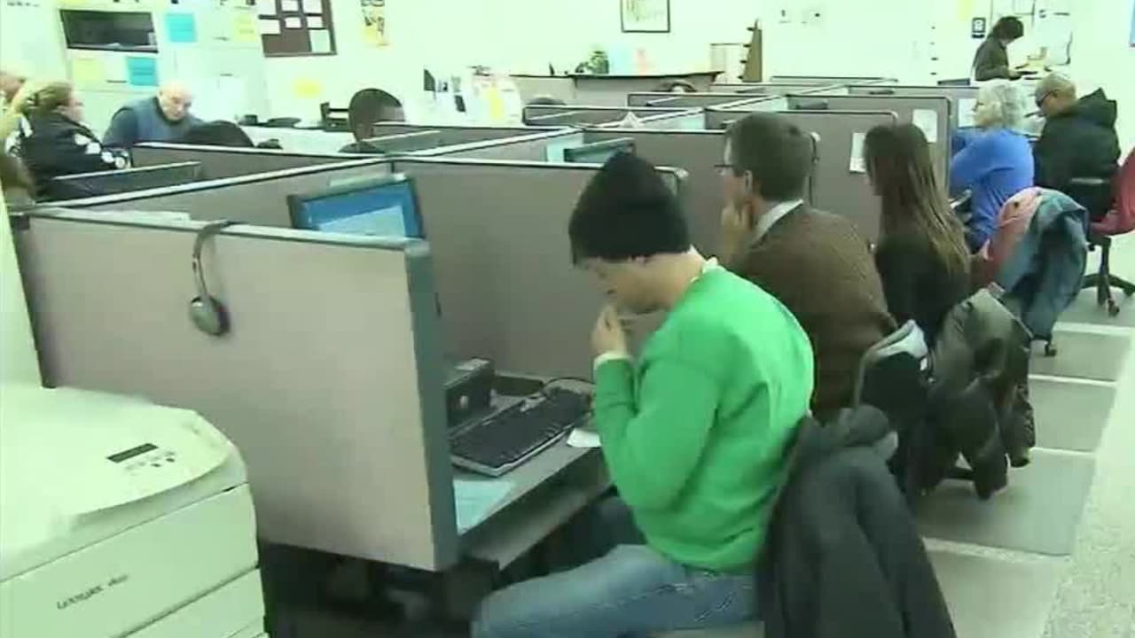 Se agregan en junio 855 mil puestos de trabajo y aumentó ligeramente el desempleo entre hispanos