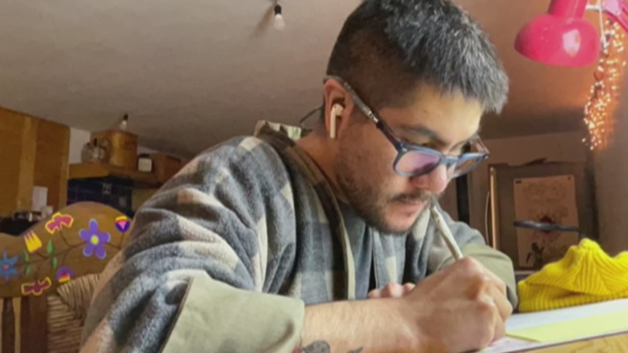 ¿Eres fanático de los superhéroes? Te presentamos a un hispano que está detrás de los dibujos de estos cómics