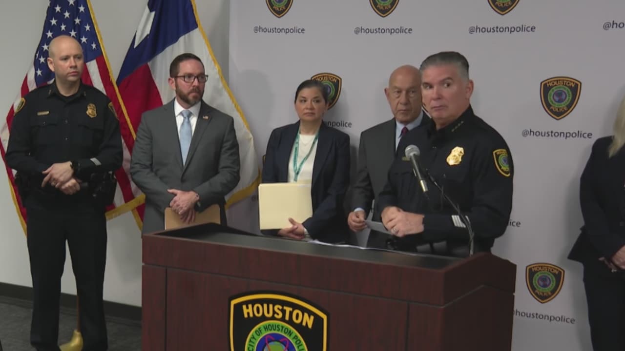 Revelan video de cámara corporal del oficial de Houston que atropelló mortalmente a un joven