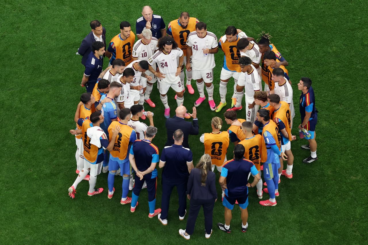 La selección de España se reúne durante una pausa en el partido de octavos de final de la Copa del Mundo entre Portugal y España en Arlington, Texas, cerca de Dallas, el lunes 6 de julio de 2026.