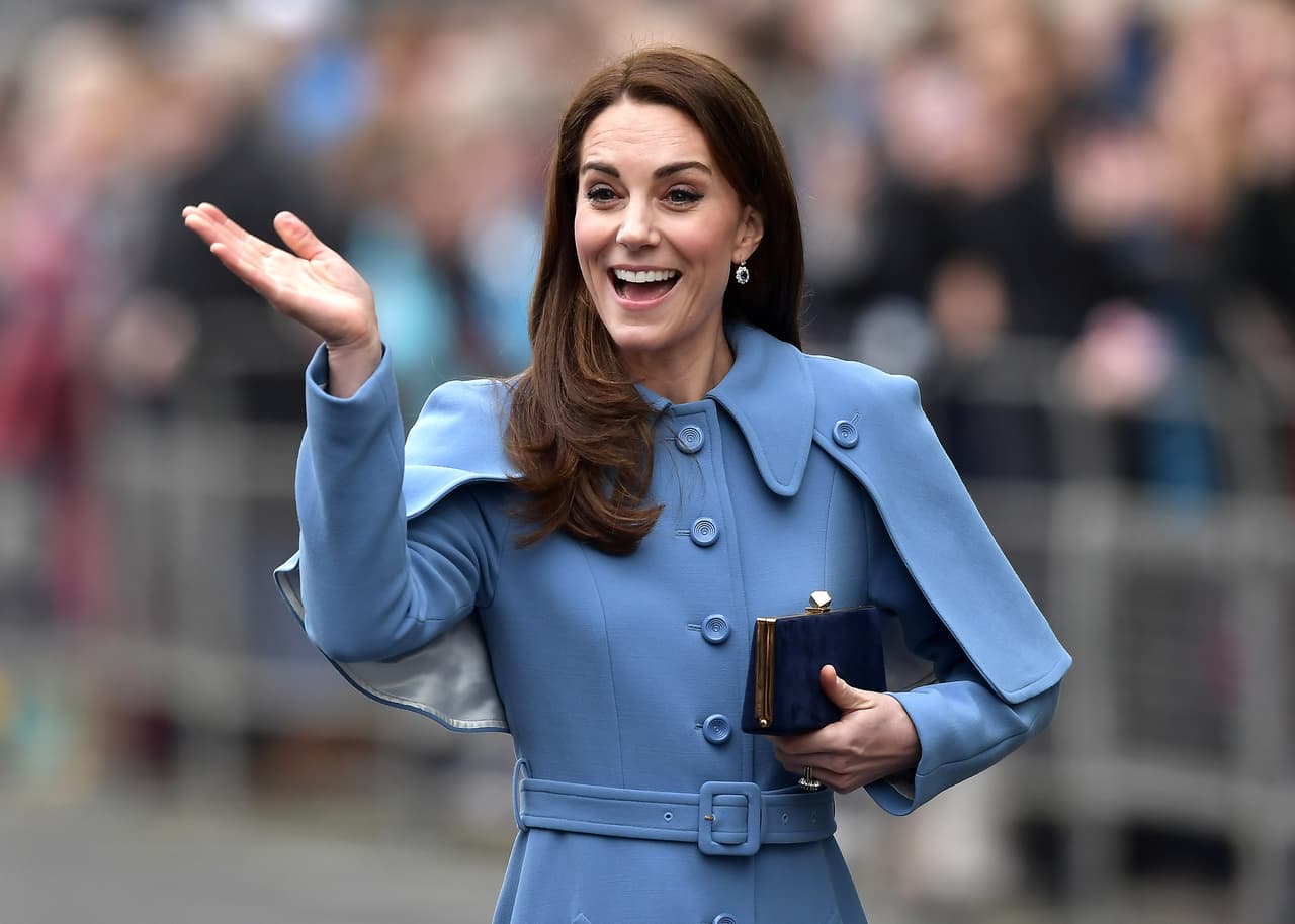 Kate Middleton saludaba al público que la esperaba en la calles, cuando vio al bebé de cinco meses y medio, cargado por su papá.