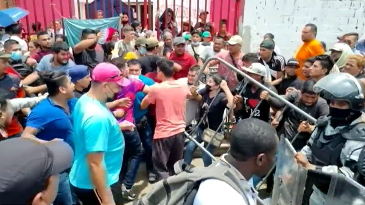 Migrantes vs. migrantes: imágenes de los violentos enfrentamientos por desesperación en trámites