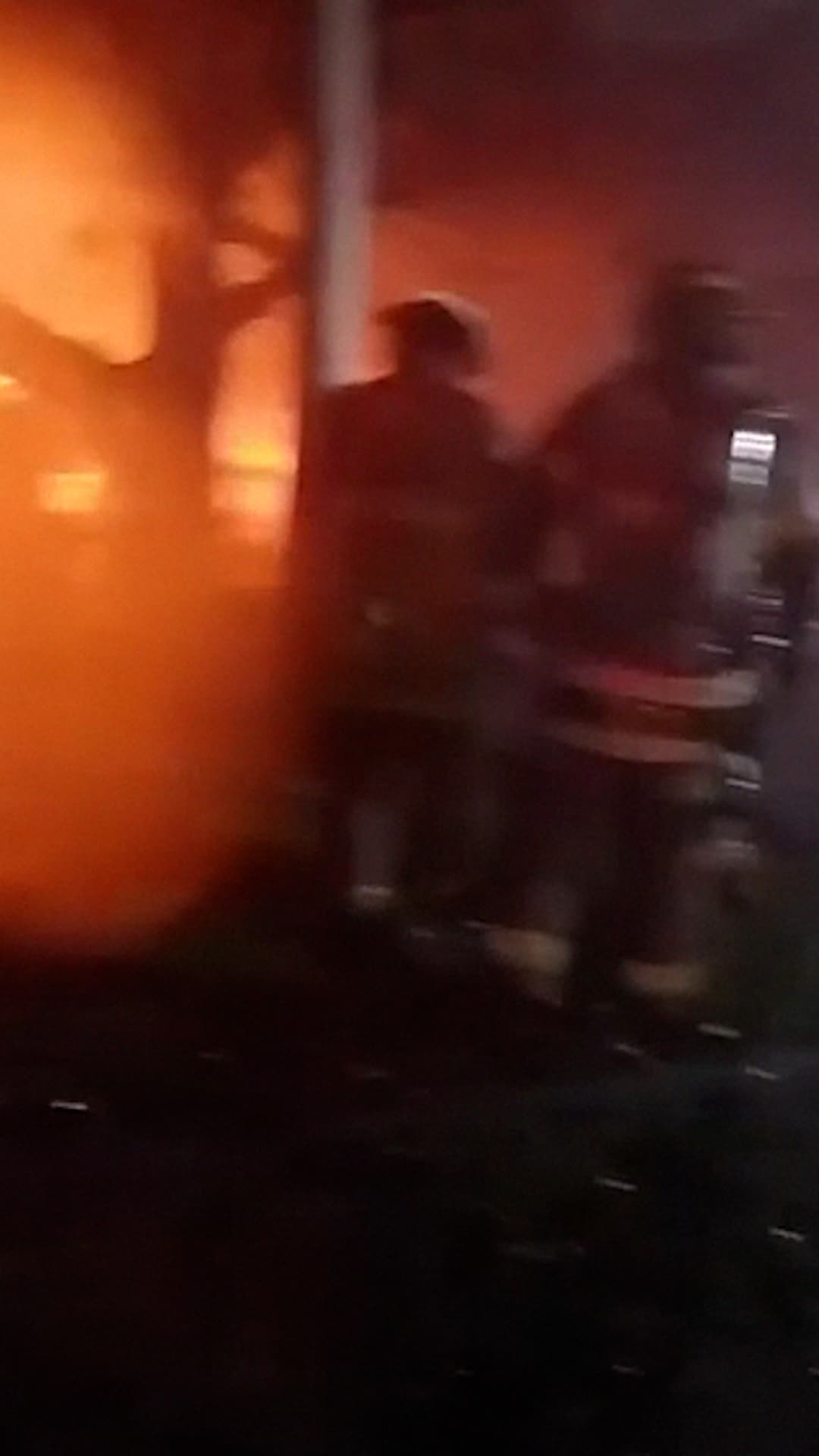 Bomberos combaten un incendio en pleno huracán