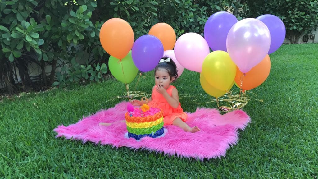 A Giulietta no le gusta ensuciarse y cada vez que metía los dedos al pastel quería que le limpiarán las manos.