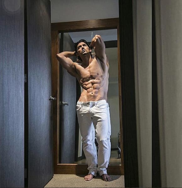 Ya no es el tierno niño, ahora es todo un galán que provoca miles de suspiros entre sus seguidoras.