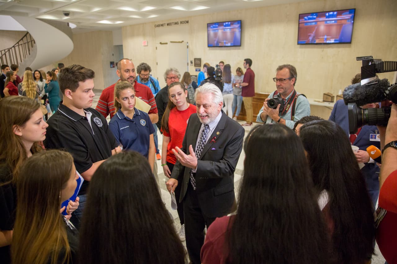 El representante demócrata por el distrito 104 de Florida, Richard Stark, conversó informalmente con algunos estudiantes de Parkland cuando entraron al palacio legislativo estatal.