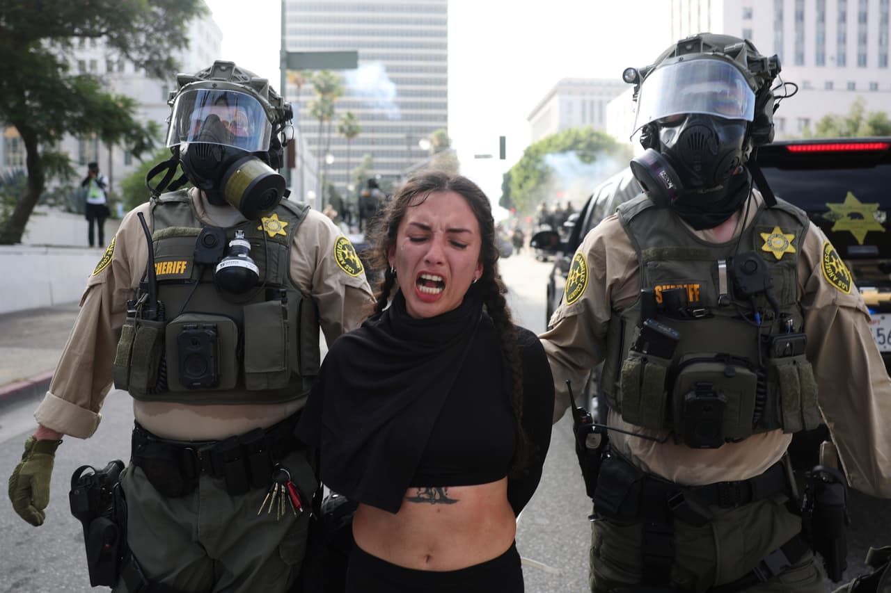 <b>Al menos tres personas fueron detenidas</b> cerca del lugar donde se emitió la orden de dispersión, aunque las razones específicas de los arrestos no se dieron a conocer de inmediato.
