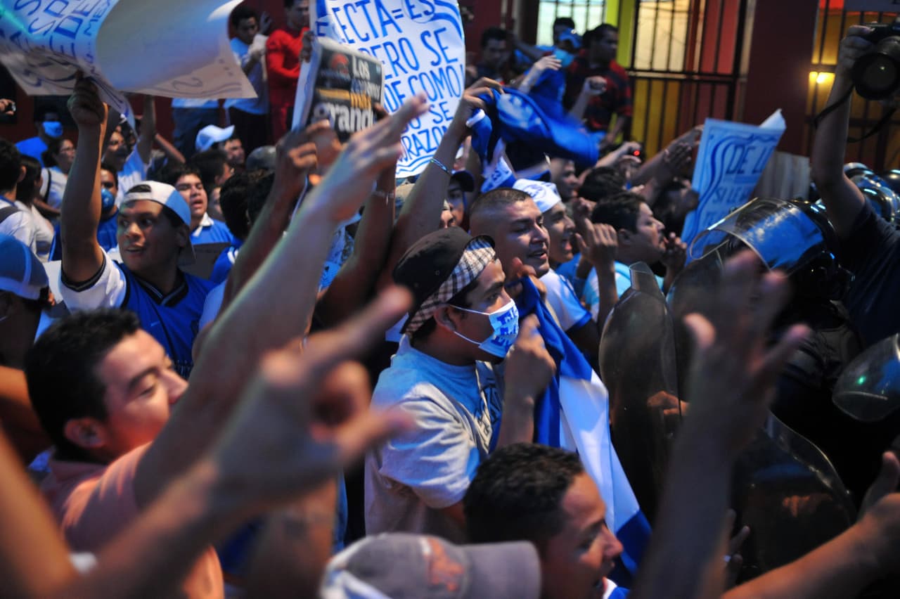 Esta pandemia se tomó como una burla hacia los mexicanos en algunos países. El Salvador fue uno de ellos ya que México tenía que ir a jugar a Centroamérica como parte del hexagonal final rumbo al Mundial de Sudáfrica 2010.