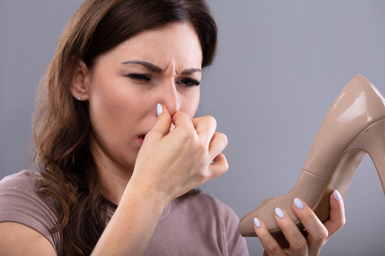 <b>Deja airear tu calzado.</b> Por más que te guste tu calzado, es importante que lo dejes airear y que no te lo pongas todos los días, También es vital que evites ponerte los zapatos cuando aún están húmedos.