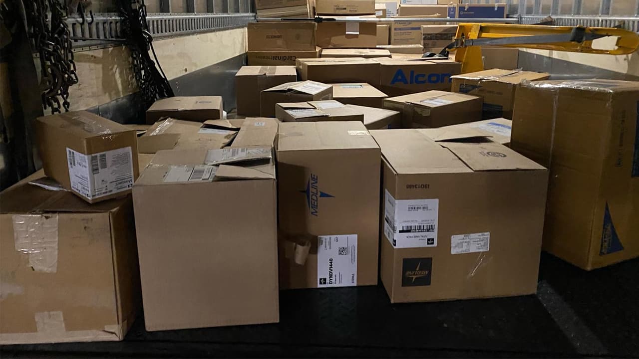 De acuerdo con el reporte, cerca de 3 mil libras de equipo médico fueron recibidos por la organización.