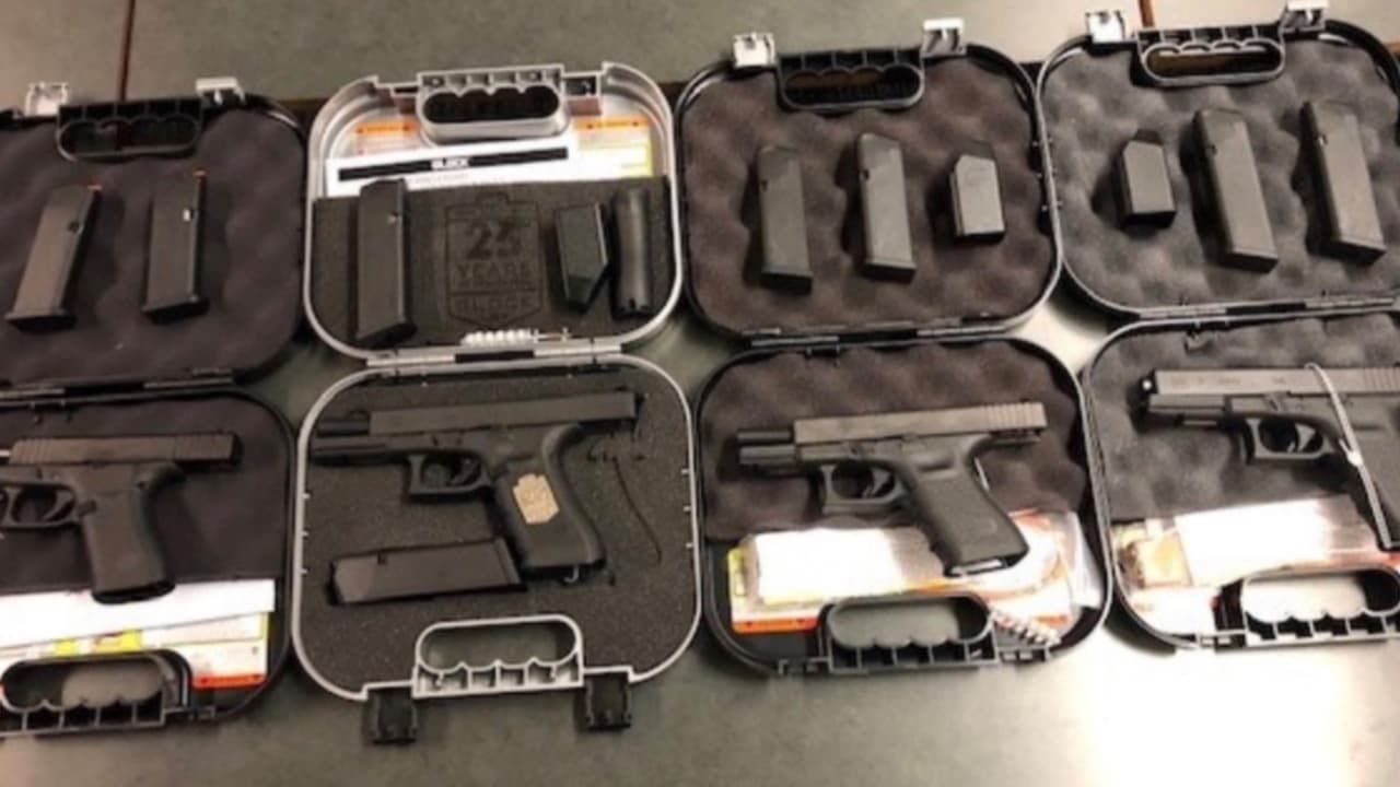 Oficiales en el Puerto de Nogales que trabajaban en operaciones de salida hacía México descubrieron armas y cargadores escondidos dentro de la mochila de un hombre que cruzaba en bicicleta.