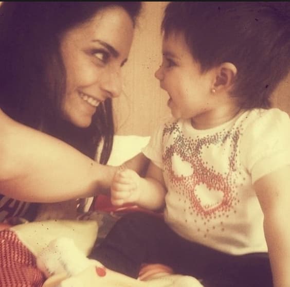 Aislinn adora a su hermanita.