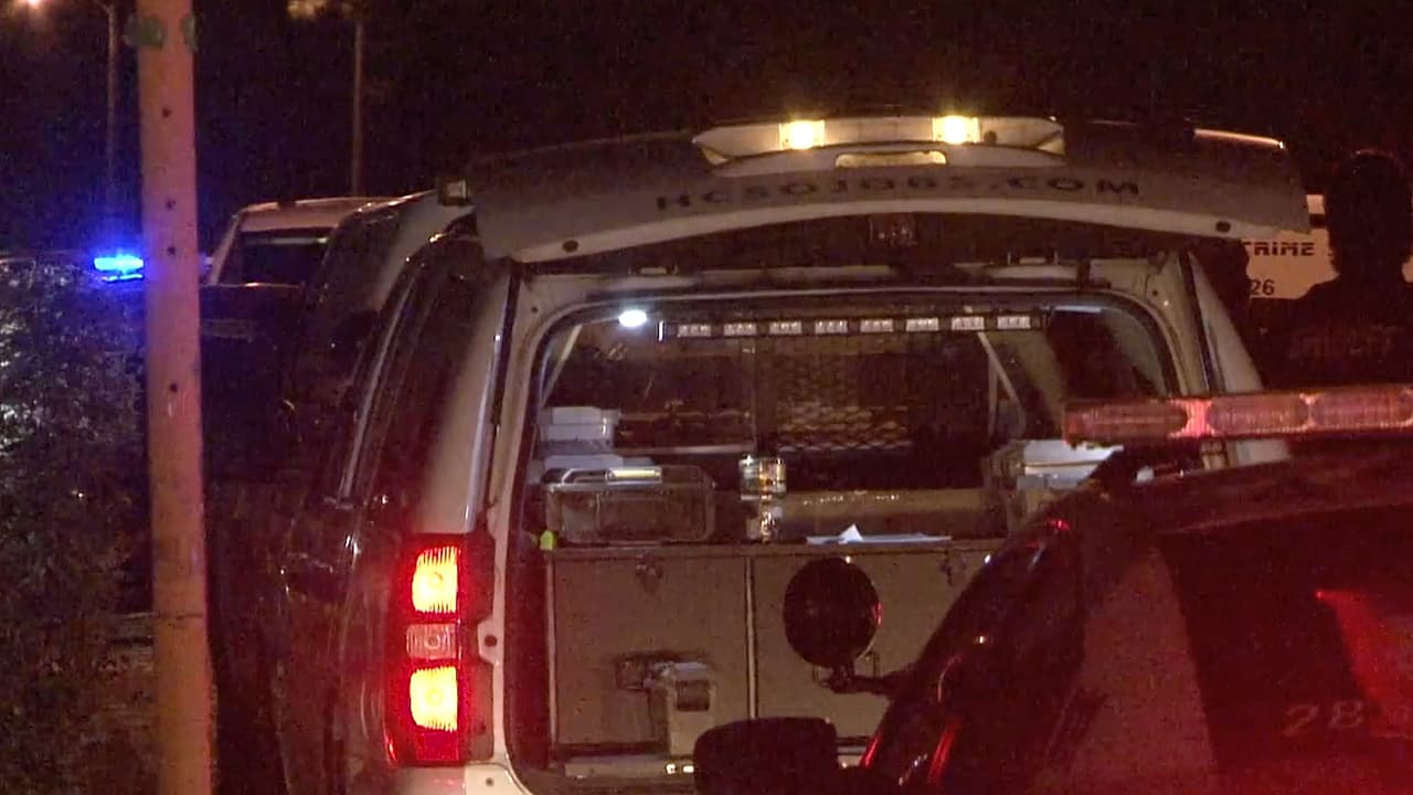 El hombre disparó en múltiples ocasiones contra su suegra. Su esposa e hijos lograron escapar en ese momento y el hombre huyó de la escena.