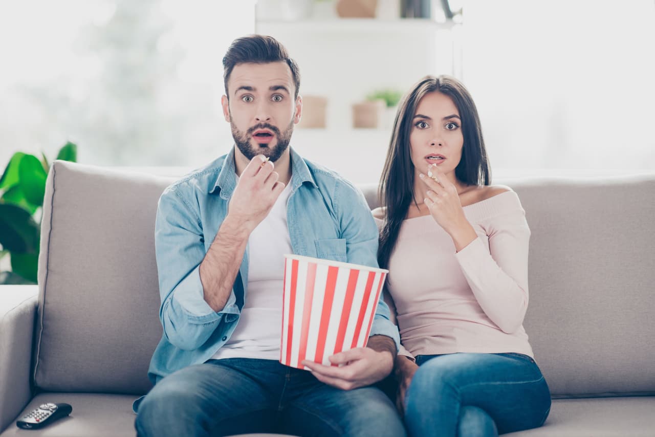 El amor es tan confuso que a veces no logramos interpretar si esa persona especial nos ve simplemente como una amiga o como algo más, por lo que a continuación te compartimos algunas de las señales que te podrían ayudar a descifrar esa incógnita.