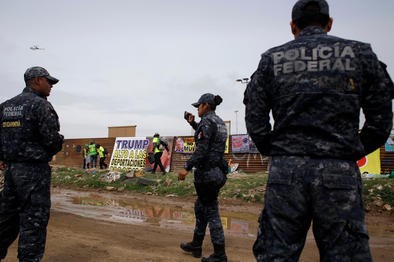 Varios agentes de la policía federal de México custodiaban la protesta contra Donald Trump del lado mexicano de la frontera.