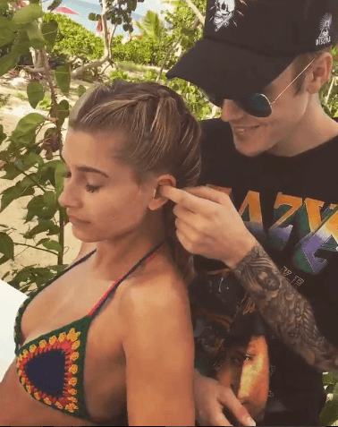 Ella se sorprendió y enseguida le quitó la mano de su oído.