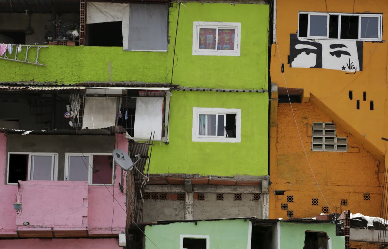 Los ojos en un grupo de coloridas casas en Caracas (REUTERS/Jorge Dan Lopez).