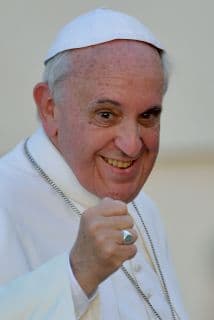 Al cruzarse con uno de sus guardias suizos el Papa le dijo sonriendo “será una guerra”.