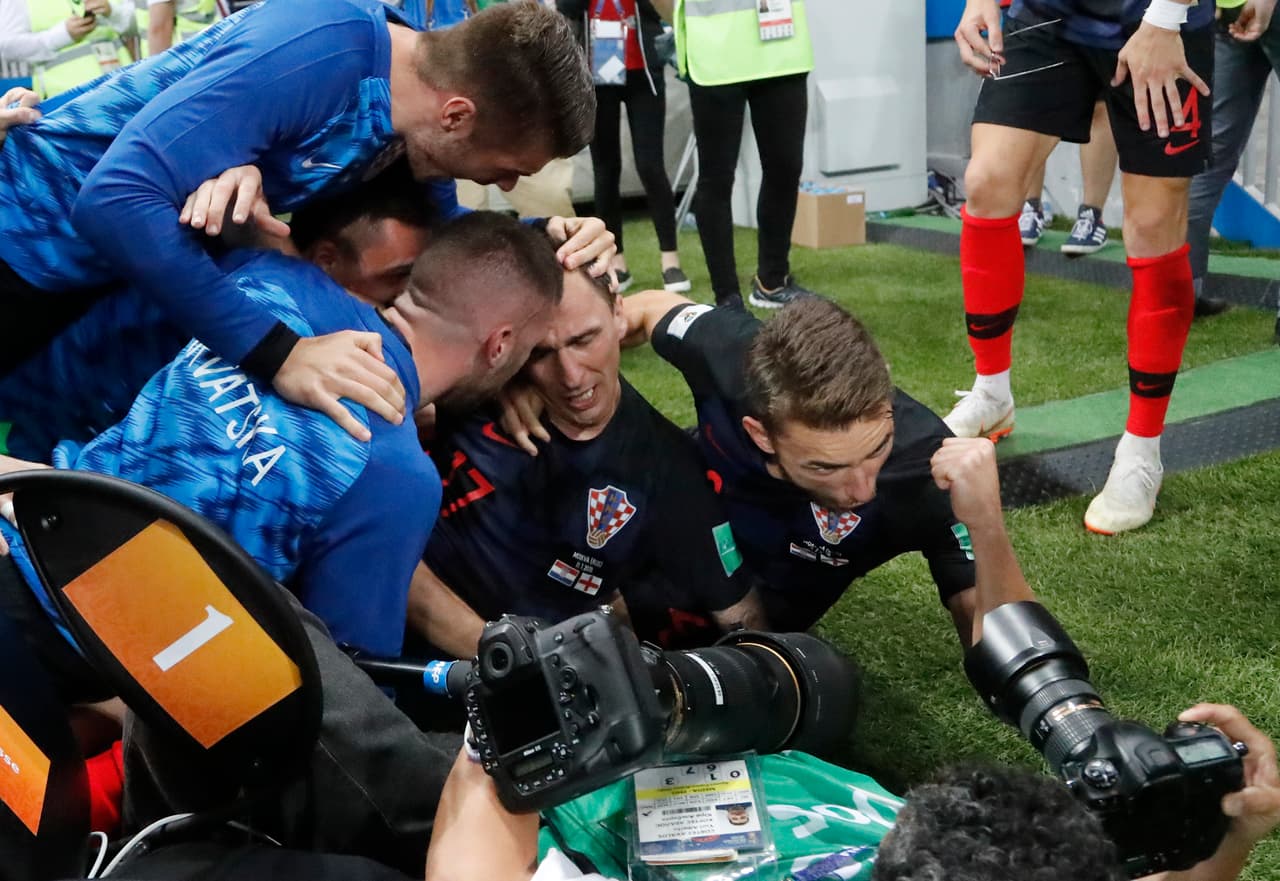 "Sí, el beso me sorprendió, pero era lógico, estaban celebrando", dijo Cortez. Este es otro ángulo del momento en que Pivaric celebró muy cerca del lente.
