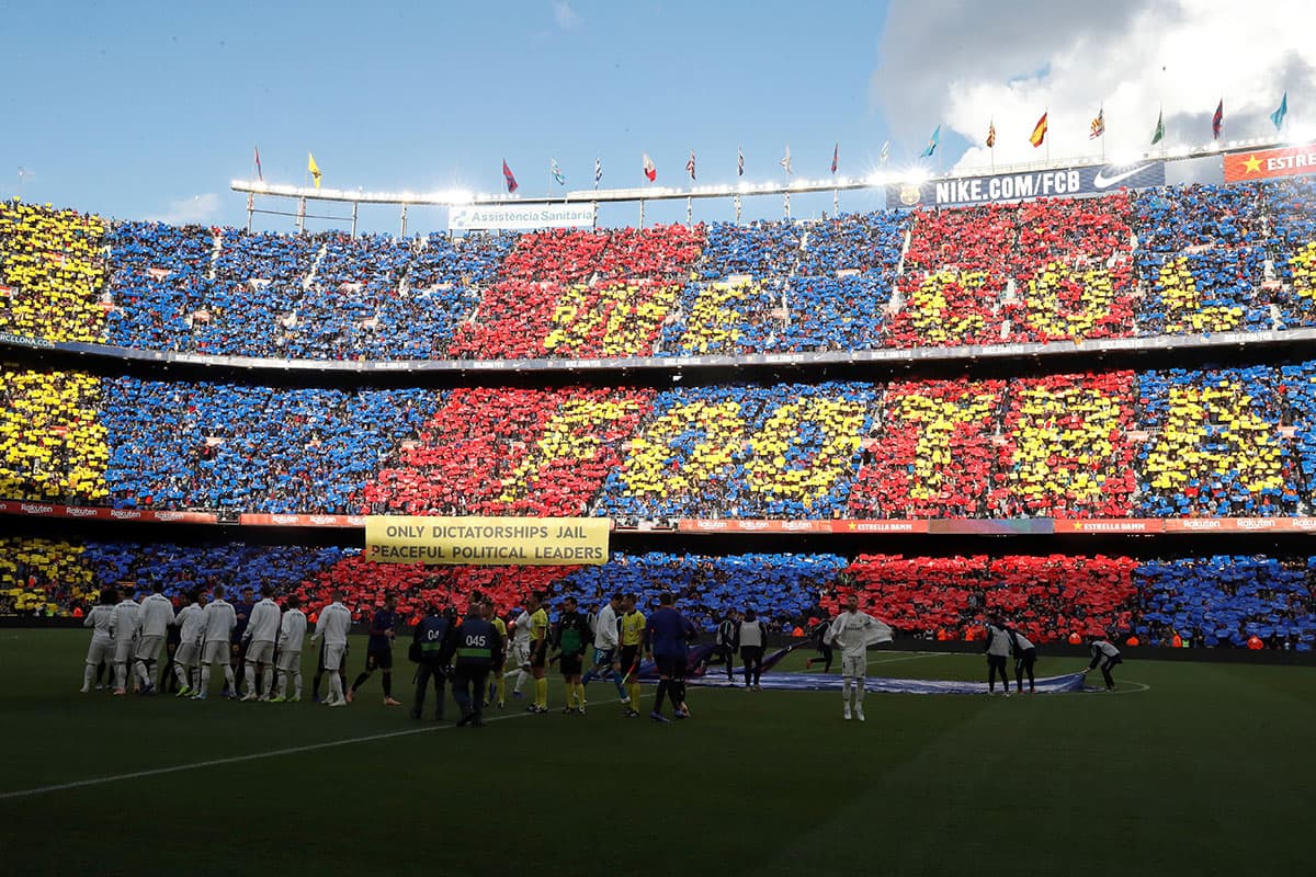 Una fiesta de colores se vivió en las tribunas del Camp Nou durante el protocolo antes del primer clásico sin Lionel Messi ni Cristiano Ronaldo en 11 años.