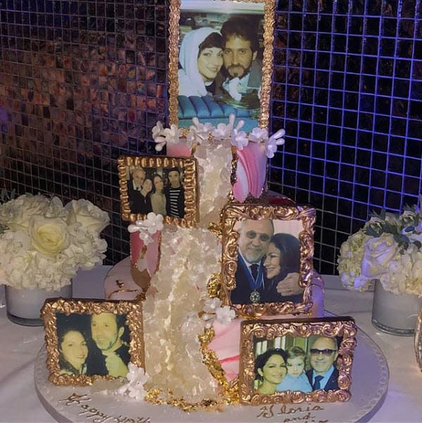 El enorme pastel estaba decorado con emotivas fotografías de diferentes épocas de la pareja.