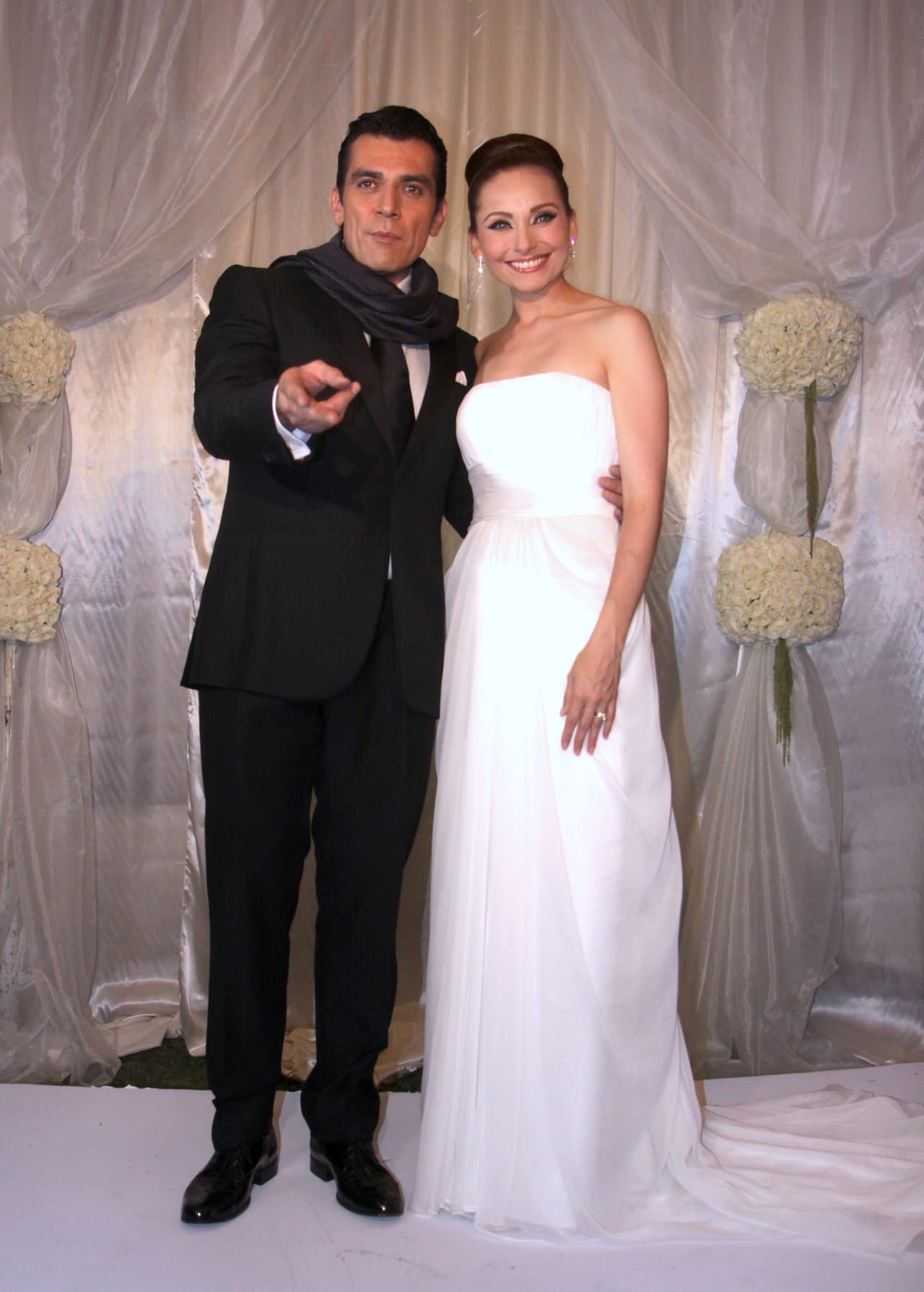 "Hay que blindar el matrimonio de esa forma: darse el tiempo, viajar juntos, hasta 
<b><a href="https://www.univision.com/programas/novelas/los-mellizos-de-elizabeth-alvarez-y-jorge-salinas-cumplieron-un-ano-fotos#ddbf85260000" target="_blank">blindarte de tus propios hijos</a></b>, que no entren en este espacio que se llama 'matrimonio, amor, respeto, intimidad', tratamos de hacer mínimo un viaje solitos", aseguró.