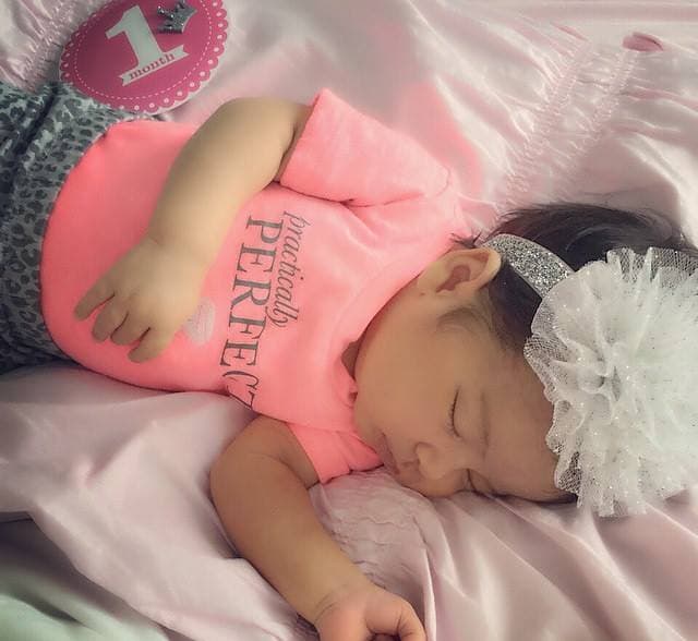 JUNIO 2015: Una bebé perfecta y hermosa celebrando su primer mes de vida.