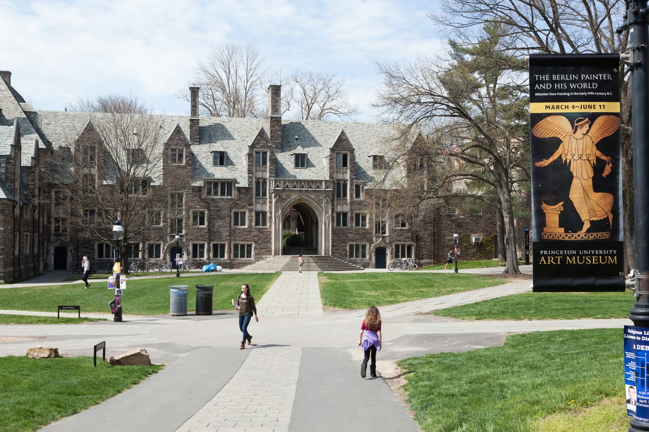 <b>Puesto 9 (empate)</b>
<br>
<br>
<b>Universidad de Princeton</b>
<br>
<br>Número de multimillonarios egresados: 11.
<br>
<br>Ubicación: Princeton, Nueva Jersey.
<br>
<br>Patrimonio acumulado de estos multimillonarios: 288,400 millones de dólares.
<br>
<br>La sumatoria de las fortunas de los multimillonarios egresados de esta universidad supera a las demás de esta lista. Entre ellos se encuentran el fundador de Amazon, Jeff Bezos, su exesposa Mackenzie Scott y el ejecutivo de Google Eric Emerson. También estudiaron en Princeton John, Robert y William Fisher, herederos de la cadena de tiendas GAP.
<br>