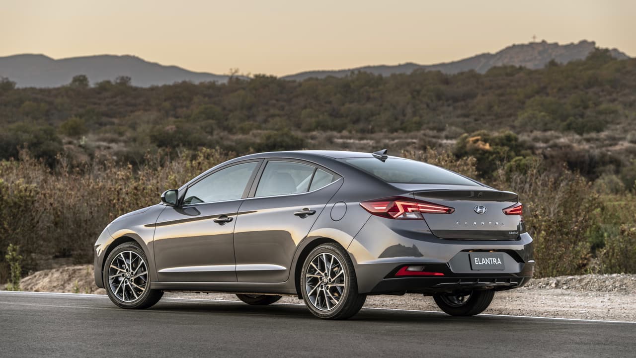 El Hyundai Elantra 2019 saldrá ala venta al final del otoño de 2018. Aún no se han anunciado sus precios pero no deberán estar muy lejos de los precios del modelo actual.