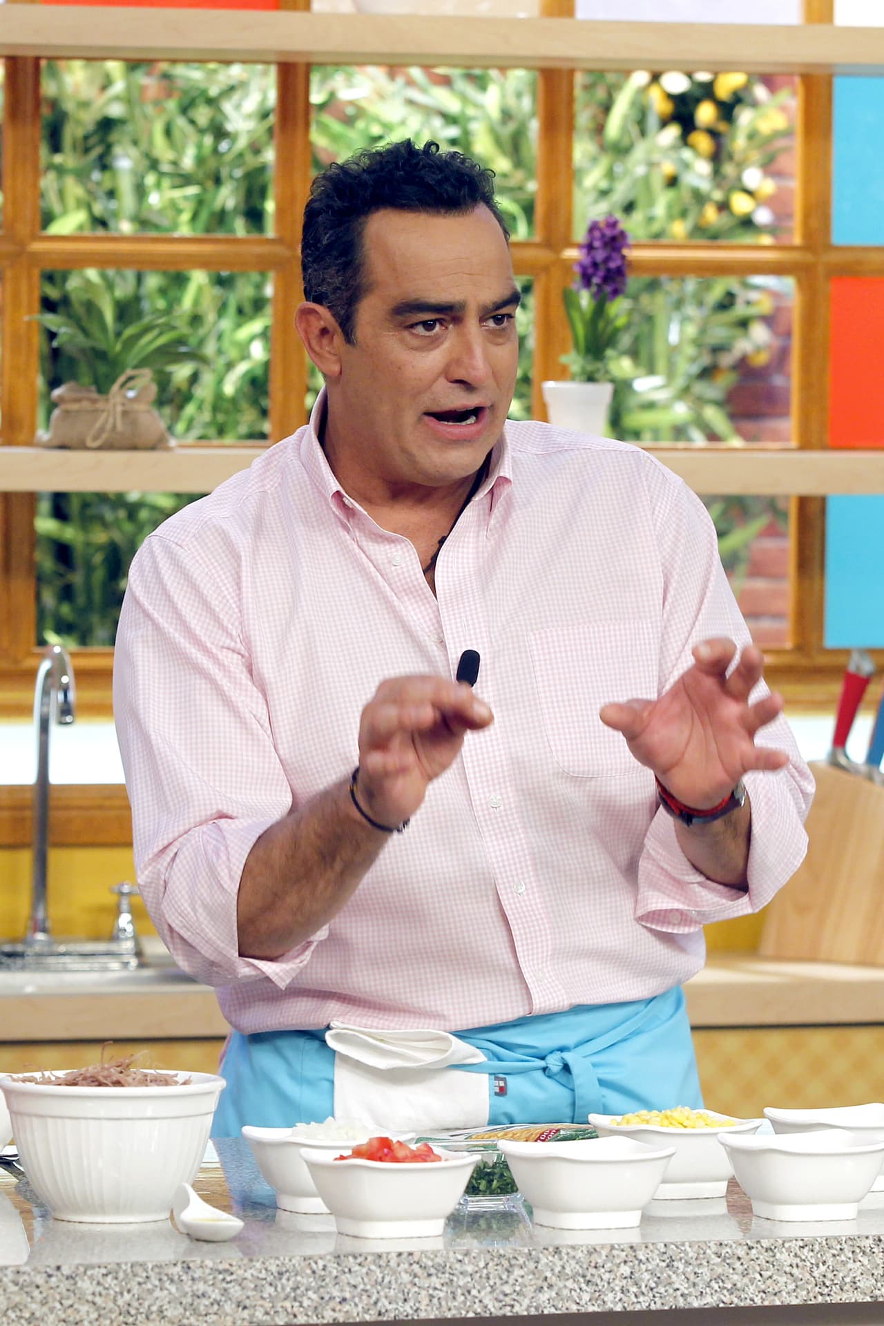 Omar Fierro ingresó a la telenovela en la segunda parte, con el papel de Angel, un chico sordomudo enamorado de Ana (Erika Buenfil). De acuerdo con la actriz, la relación “fue nada más el brillo, el destello y qué bonito nos vemos juntos. Pero fue así, como momentos y ya”, describió.