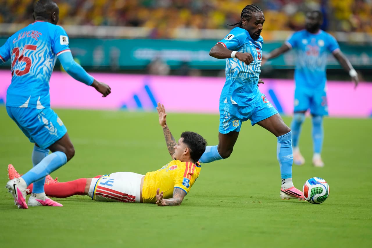 El congoleño Samuel Moutoussamy (8) disputa el balón con el colombiano Gustavo Puerta (14) durante el partido de fútbol del Grupo K de la Copa del Mundo entre Colombia y el Congo en Zapopan, cerca de Guadalajara, México, el martes 23 de junio de 2026.