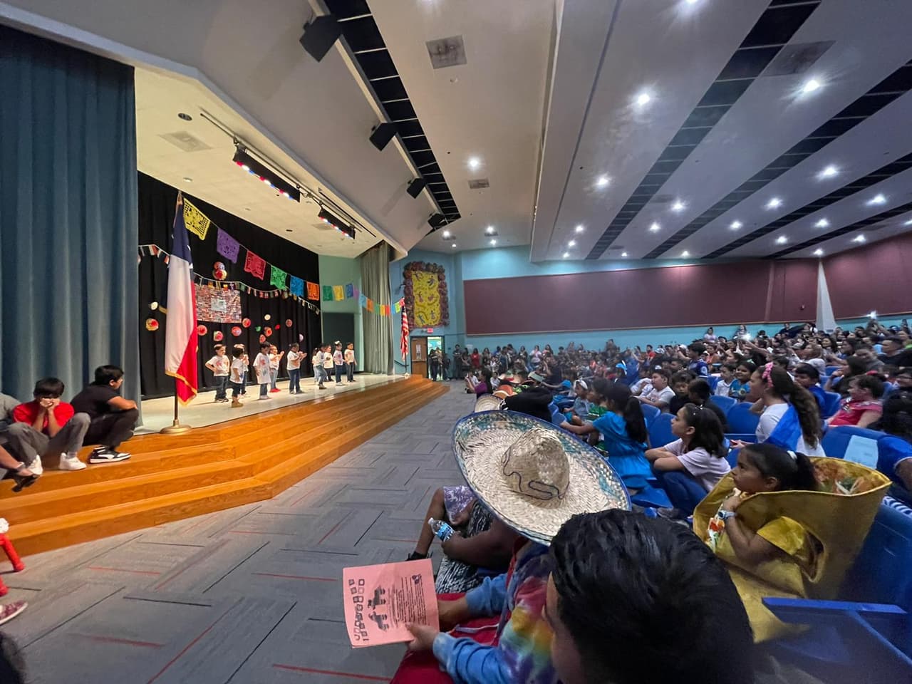 El festejo fue en la escuela primaria Julián T. Saldivar, del Distrito Escolar Independiente de Dallas, y se ubica en la zona de Love Field.