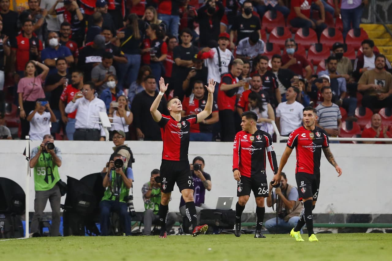 Atlas hizo valer su condición de local en el Estadio Jalisco y lleva ventaja para la vuelta de la Semifinal ante Tigres en el Universitario.